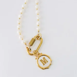 Collar de perlas con inicial de madre perla
