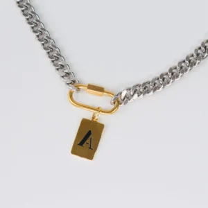 Collar bitono con inicial etiqueta