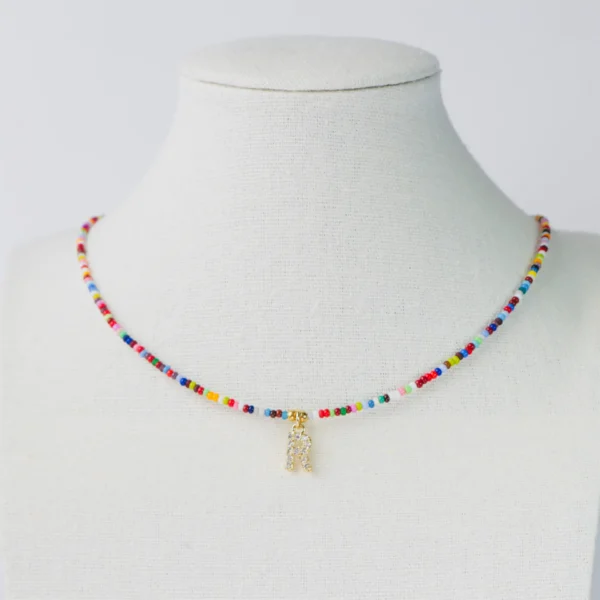 Collar chaquiras con inicial - Imagen 2